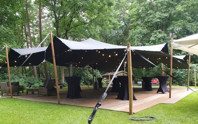 Stretchtent 6x10 meter zandkleurig inclusief op en afbouw