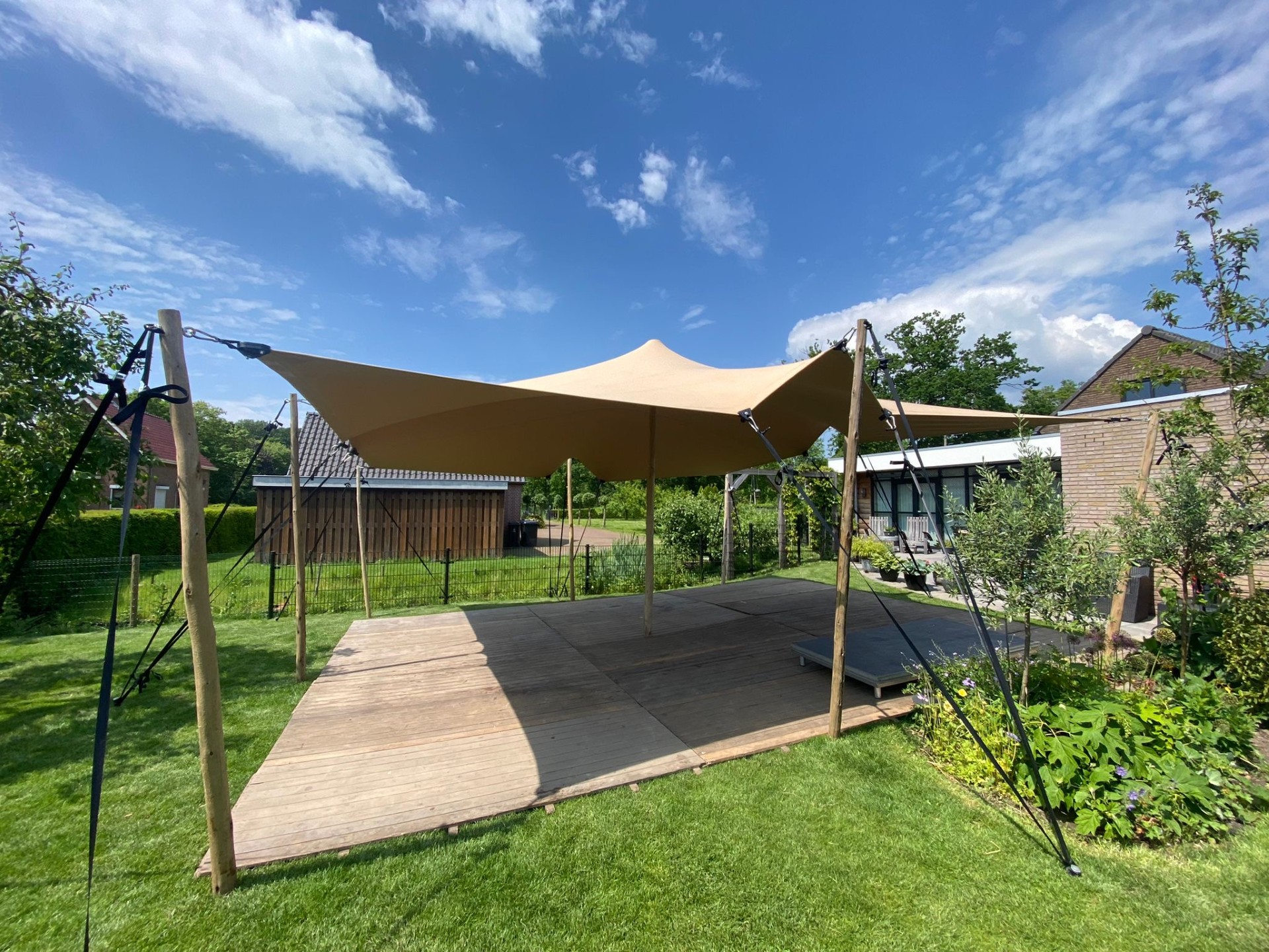 Stretchtent 10x15 meter zandkleurig inclusief op en afbouw