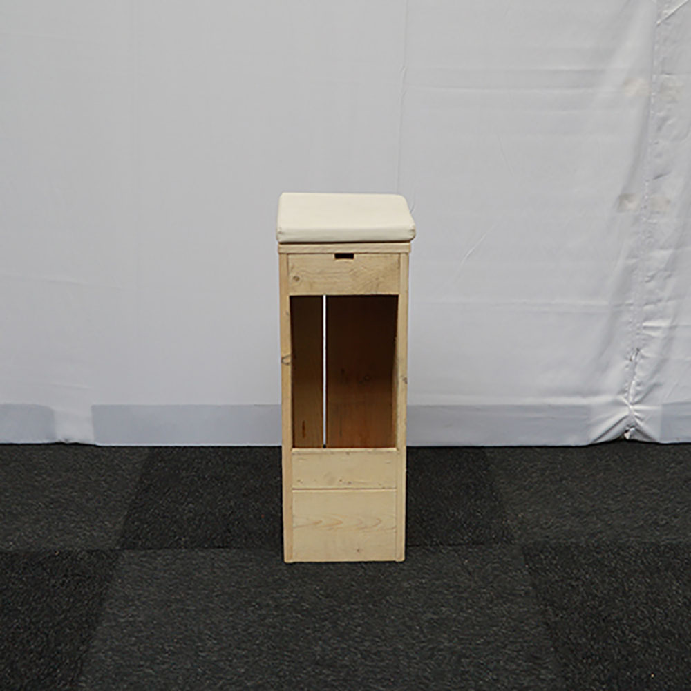 Barkruk steigerhout + kussen 30×30 cm